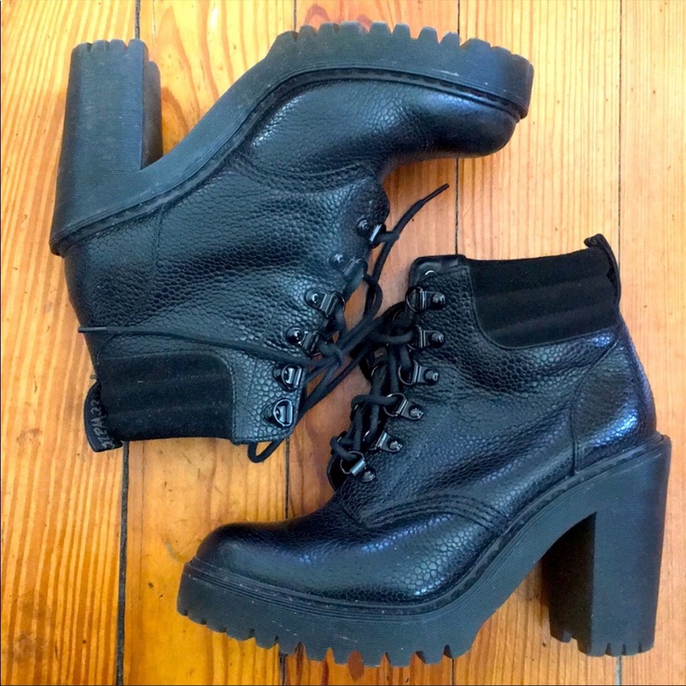 Black Dr. Martens Averil